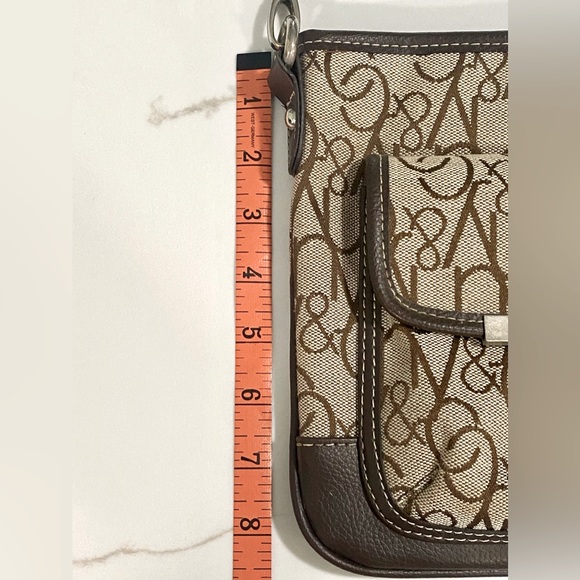 261.   NY&CO SIGNATURE CROSSBODY WITH ADJUSTABLE STRAP - Picture 4 of 9